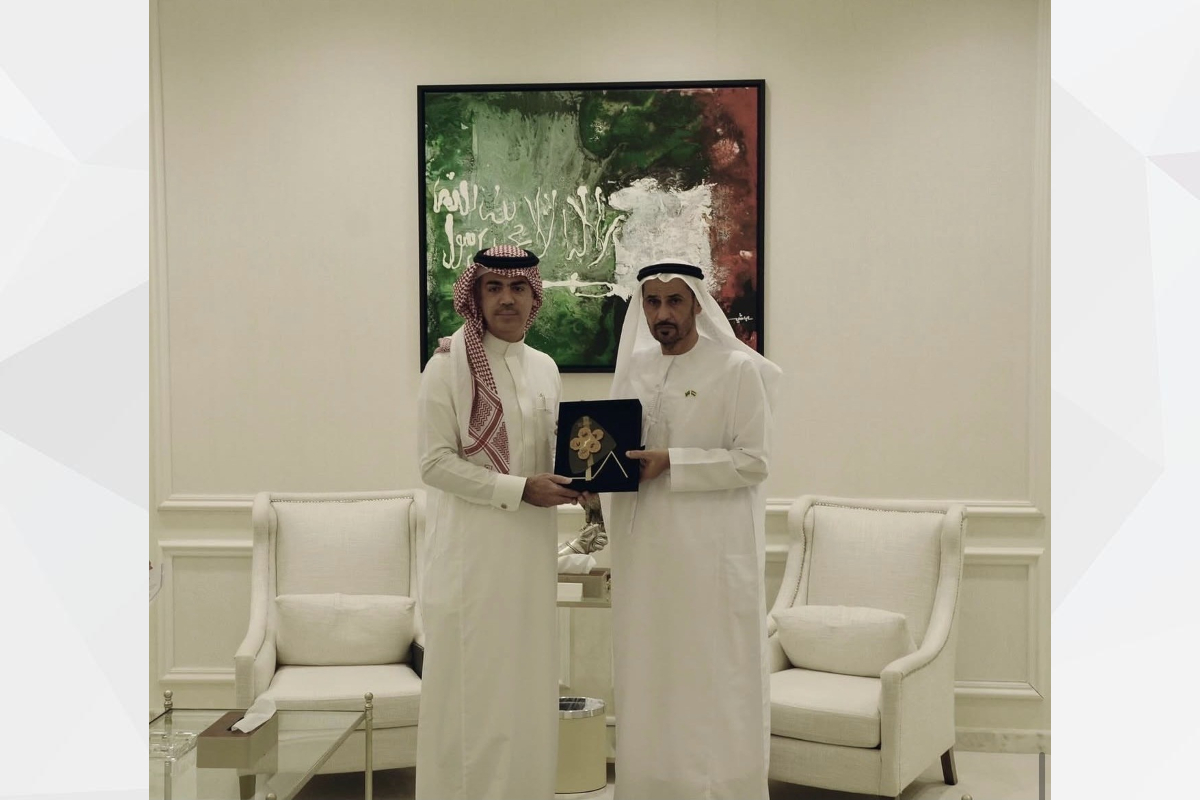  استقبل سعادة مطر سالم علي مران الظاهري سفير دولة الإمارات العربية المتحدة لدى المملكة العربية السعودية الشقيقة، المهندس طلال بن حسين المري الرئيس التنفيذي لشركة إكسبو 2030 الرياض، تناول اللقاء استعدادات المملكة لاستضافة إكسبو 2030 وحرصها على تقديم تجربة مميزة وذات أثر إيجابي ومستدام لزوار المعرض.