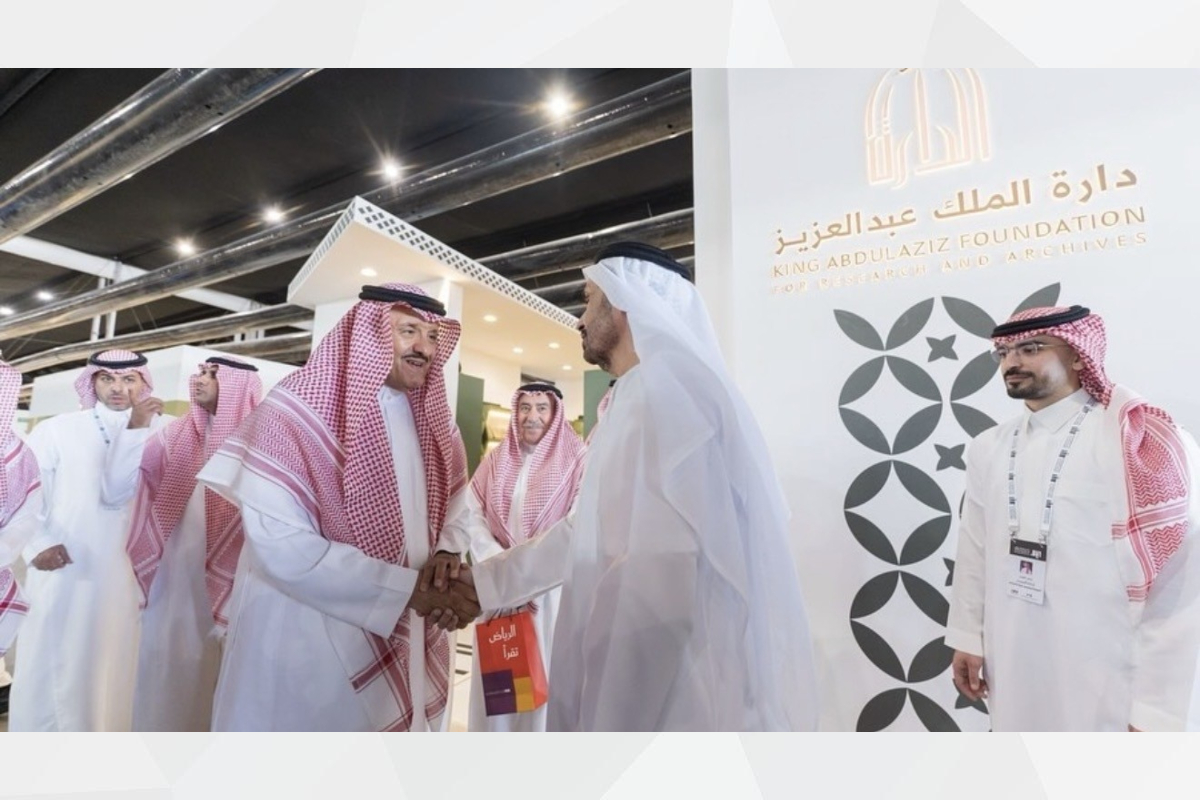 زار سعادة السفير مطر سالم علي مران الظاهري، وأعضاء السلك الدبلوماسي بالسفارة معرض الرياض الدولي للكتاب 2025، حيث اطلعوا على الأجنحة الإماراتية المشاركة، وأشادوا بالتنظيم المتميز الذي قدمته المملكة العربية السعودية وبجهود فريق العمل القائم على المعرض، كما التقى سعادة السفير بصاحب السمو الملكي الأمير سلطان بن سلمان بن عبدالعزيز آل سعود، في لقاء ودي عكس عمق العلاقات الأخوية.