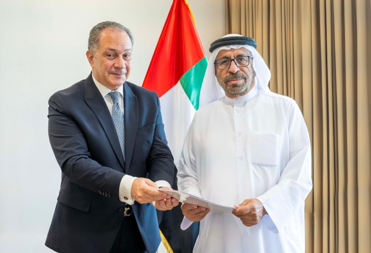 رئيس الدولة يتلقى رسالة خطية من الرئيس المصري تسلمها خليفة بن شاهين المرر