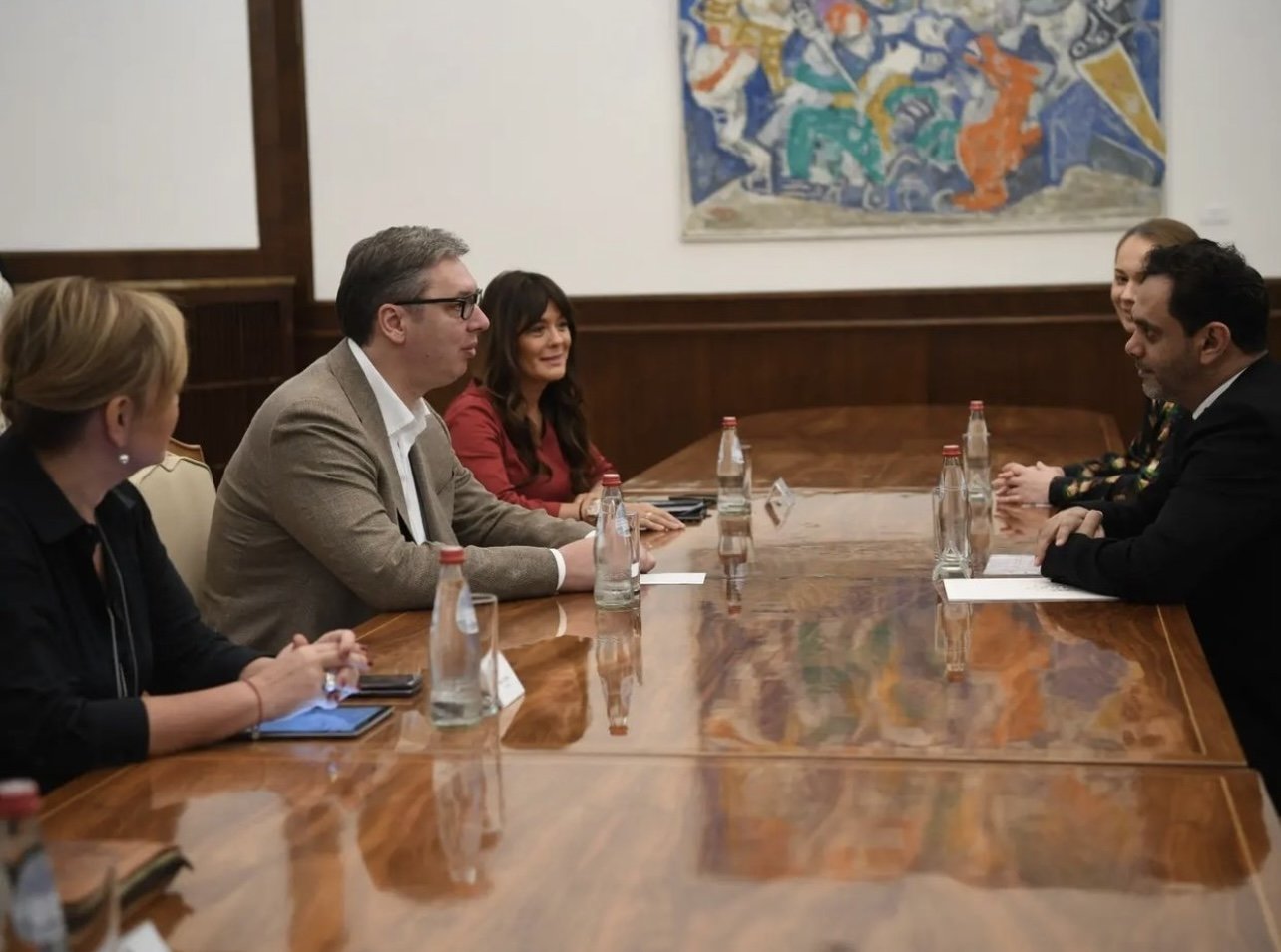 H.E.Mubarak Saeed Al Dhaheri, UAE Ambassador to Serbia met withH.E.Aleksandar Vucic,President of the Republic of Serbia,and on that ocassion he handed to President Vucic an invitation letter from the President of the UAE,Sheikh Mohammed bin Zayed Al Nahyan,for an official visit.