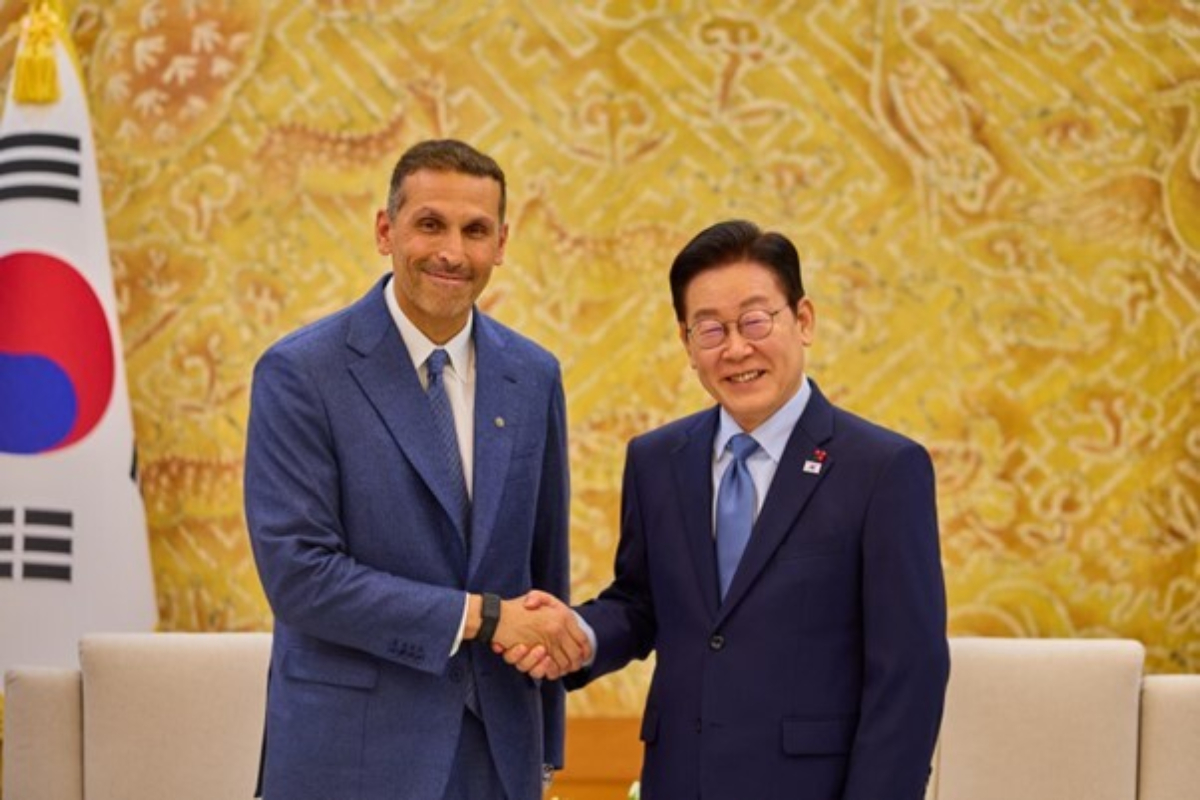 H.E. Khaldoon Khalifa Al Mubarak, Chairman of the Executive Affairs Authority of Abu Dhabi, paid a courtesy call on H.E. Lee Jae Myung, President of the brotherly Republic of Korea, in the presence of H.E. Abdulla Saif Al Nuaimi, Ambassador of the UAE to Seoul. The meeting discussed follow-up to the State Visit and ways to strengthen the strategic partnership between the two countries.
