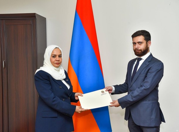 Հայաստանի Հանրապետությունում Արաբական Միացյալ Էմիրությունների նորանշանակ արտակարգ և լիազոր դեսպան դոկտոր Նարիման Ալմուլլան իր հավատարմագրերի պատճենն է հանձնել ՀՀ ԱԳ նախարարի տեղակալ Վահան Կոստանյանին։
