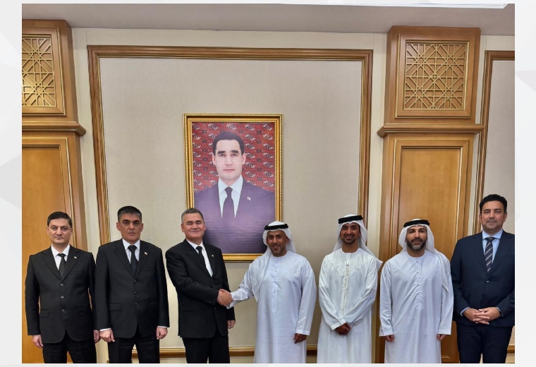 التقى سعادة أحمد الهاملي، سفير الدولة لدى تركمانستان ووفد من شركة الاتحاد للقطارات، بمعالي ماميد خان تشقاقييف، نائب رئيس مجلس الوزراء لشؤون النقل والاتصالات، وذلك بحضور معالي ماميد آك مامديوف، وزير السكك الحديدية في تركمانستان، وبحث الجانبان سُبل تعزيز التعاون في مجالات النقل، والمواضيع ذات الاهتمام المشترك.
