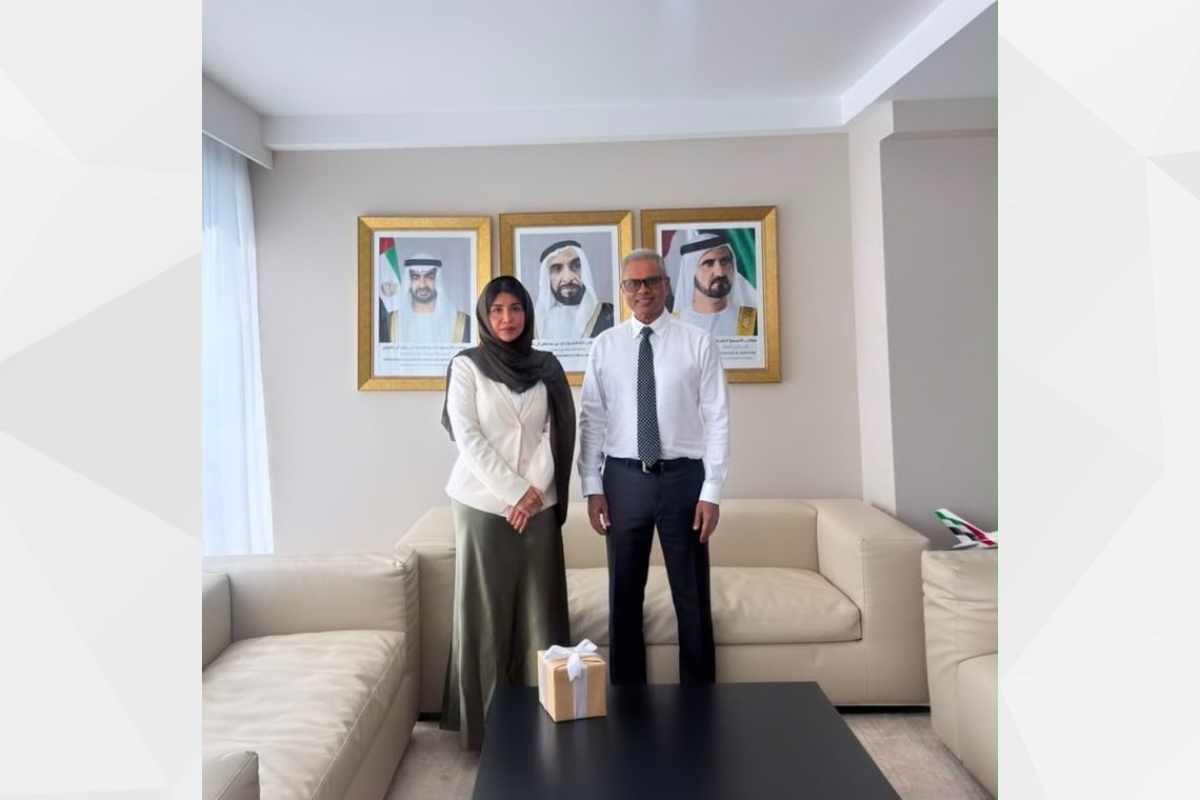 تأكيداً على الحرص المشترك لدعم النمو الاقتصادي، اجتمعت هبة الجنيبي، القائم بالأعمال بالإنابة لدى سفارة دولة الامارات العربية المتحدة، بسعادة عبدالله صالح، رئيس مجلس إدارة شركة (Damas Company Pvt Ltd)؛ حيث جرى بحث سبل تعزيز الاستثمارات النوعية وتوسيع حركة التبادل التجاري، إضافة إلى تمكين الشراكات الاستراتيجية بين القطاع الخاص الإماراتي والمالديفي في مجالات العقارات، والضيافة، والتجارة العامة، والتطوير الاستثماري.