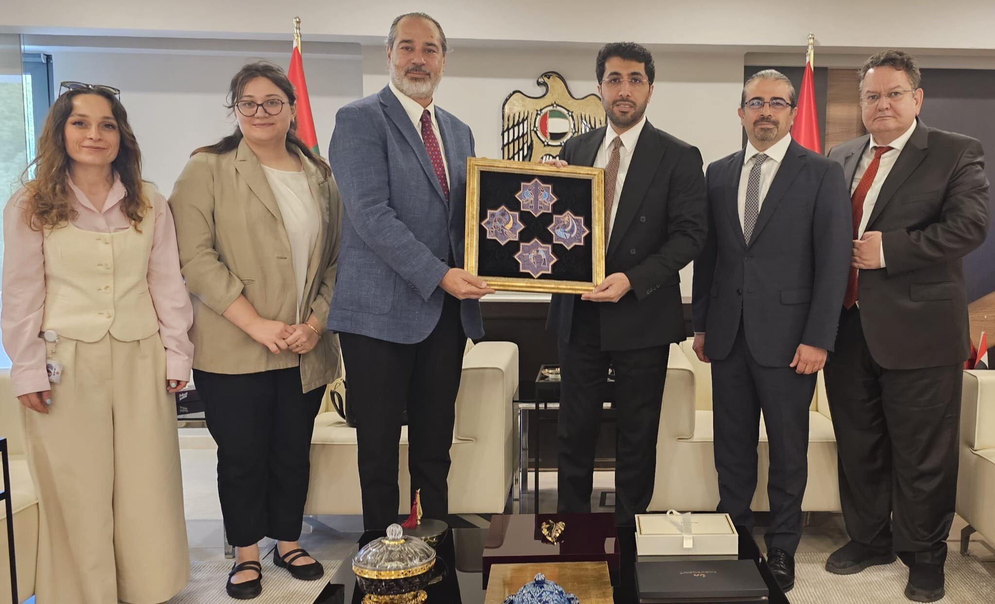 استقبل سعادة سعيد صقر المهيري، القنصل العام للدولة لدى إسطنبول، في مقر البعثة، السيد مهمت علي أكارجا رئيس لجنة الأعمال التركي الإماراتي بمجلس العلاقات الاقتصادية الخارجية التركي، والوفد المرافق له، وذلك في إطار بحث سبل تطوير العلاقات الاقتصادية والتجارية بين البلدين. 