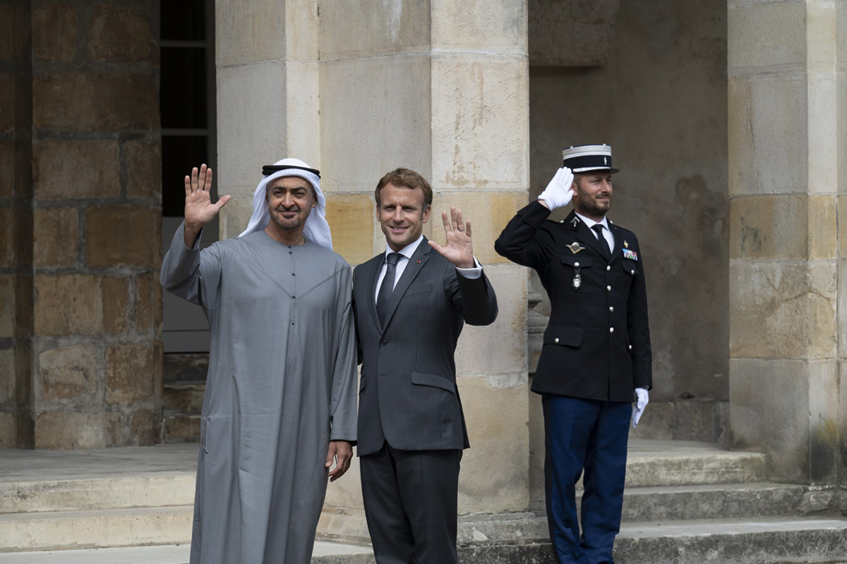 بحث صاحب السمو الشيخ محمد بن زايد آل نهيان ولي عهد أبوظبي نائب القائد الأعلى للقوات المسلحة وفخامة إيمانويل ماكرون رئيس الجمهورية الفرنسية علاقات الصداقة والشراكة الاستراتيجية التي تجمع البلدين والفرص الواعدة لتطويرها وتنميتها في مختلف الجوانب