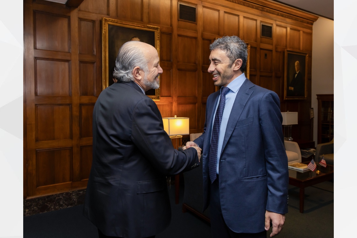 التقى سمو الشيخ عبدالله بن زايد آل نهيان نائب رئيس مجلس الوزراء وزير الخارجية، معالي هوارد لوتنيك، وزير التجارة الأمريكي، وذلك في إطار زيارة العمل التي يقوم بها سموه إلى واشنطن.
