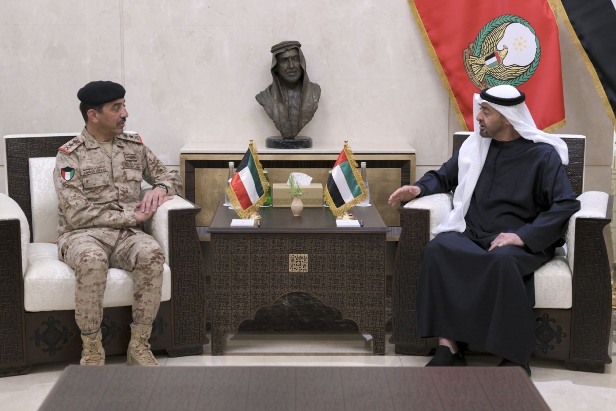 UAE President His Highness Sheikh Mohamed bin Zayed Al Nahyan today received Lieutenant General Khaled Darraj Al-Shuraian, Chief of the General Staff of the Kuwaiti Armed Forces, as part of ongoing military cooperation between the UAE and Kuwait.

