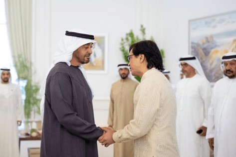 UAE President Sheikh Mohamed bin Zayed Al Nahyan today received Benjamin Abalos Jr, Secretary of the Department of Interior and Local Government of the Philippines.

