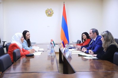 
Ն.Գ. դեսպան դր. Նարիման Ալ-Մուլլան հանդիպում է ունեցել ՀՀ բարձր տեխնոլոգիական արդյունաբերության նախարար Ն.Գ. Ռոբերտ Խաչատրյանի հետ:
Դեսպանը նախարարին է փոխանցել ԱՄԷ պաշտպանության հարցերով պետնախարար Մուհամմադ Ահմադ Ալ-Բաուարդիի հրավերը՝ մասնակցելու ս.թ. նոյեմբեր ամսին կայանալիք «Դուբայ ավիաշոու 2023» ցուցահանդեսին։ Քննարկվել են նաև ընդհանուր հետաքրքրություն ներկայացնող մի շարք հարցեր:
