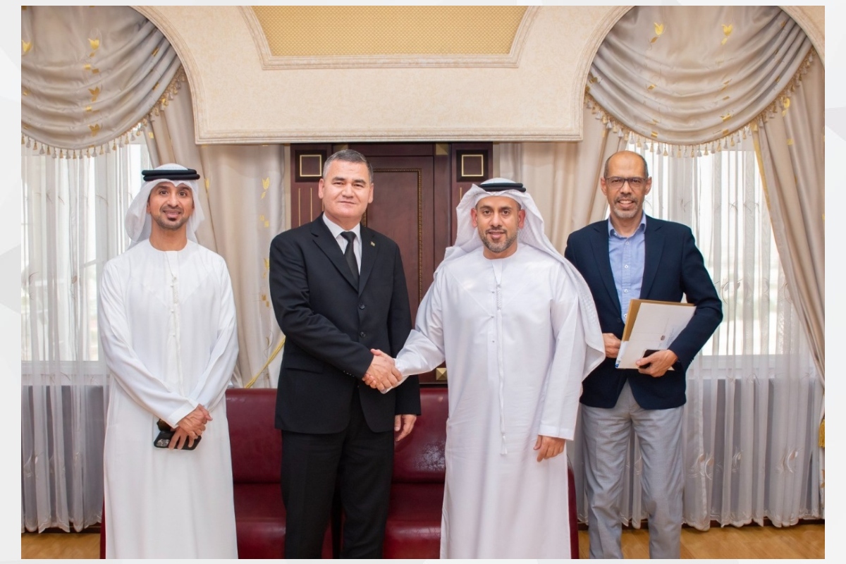 التقى سعادة أحمد الهاملي سفير دولة الإمارات لدى تركمانستان ووفد شركة الاتحاد للقطارات الإماراتية مع معالي ماميد خان تشاقاييف رئيس الهيئة الحكومية التركمانية للنقل والاتصالات، وخلال اللقاء تم بحث فرص التعاون بين البلدين في مجالي النقل واللوجستيات.