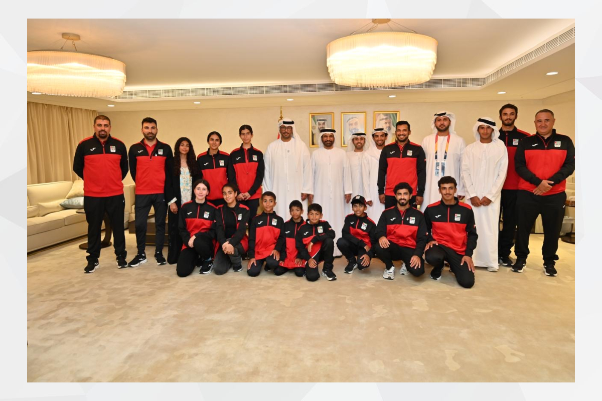 استقبل معالي محمد بن نخيرة الظاهري سفير دولة الإمارات لدى سلطنة عمان الشقيقة، فريق اتحاد الشراع والتجديف الحديث برئاسة الشيخ أحمد بن حمدان بن محمد آل نهيان رئيس اتحاد الإمارات للشراع والتجديف الحديث، وذلك خلال المشاركة في دورة الألعاب الخليجية الشاطئية الثالثة في مسقط 2025.

