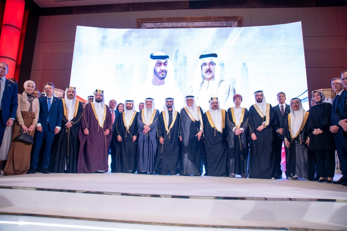  أقامت سفارة دولة الإمارات العربية المتحدة الشقيقة لدى مملكة البحرين يوم الأربعاء الموافق 26 نوفمبر2025، حفل استقبال بمناسبة عيد الاتحاد الرابع والخمسين، بحضور معالي السيد أحمد بن سلمان المسلم رئيس مجلس النواب، وسعادة الدكتور عبد اللطيف بن راشد الزياني، وزير الخارجية، وعدد من أصحاب السعادة أعضاء مجلسي الشورى والنواب والمسؤولين ورؤساء البعثات الدبلوماسية المعتمدة لدى مملكة البحرين، وعدد من المدعوين.
