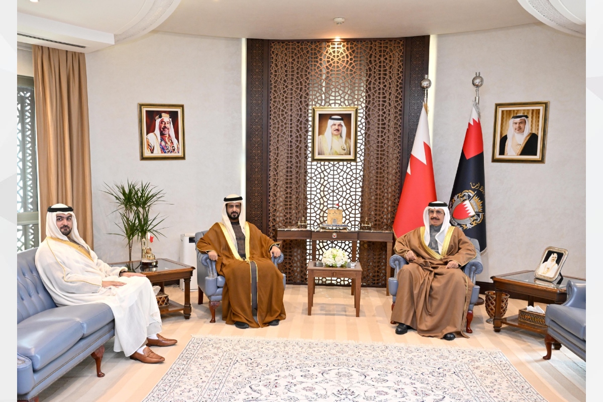 استقبل الفريق أول معالي الشيخ راشد بن عبد الله آل خليفة وزير الداخلية، يوم الأحد26 ديسمبر 2025، سعادة فهد محمد كردوس العامري سفير دولة الإمارات العربية المتحدة الشقيقة لدى مملكة البحرين.
ورحّب معالي الوزير بسعادة السفير، مُشيدًا بالروابط التاريخية الراسخة والعلاقات الأخوية الوثيقة التي تجمع البلدين والشعبين الشقيقين، وما تشهده من تطور دائم بفضل دعم ورعاية حضرة صاحب الجلالة الملك حمد بن عيسى آل خليفة ملك البلاد المعظم، وأخيه صاحب السمو الشيخ محمد بن زايد آل نهيان رئيس دولة الإمارات العربية المتحدة الشقيقة حفظهما الله ورعاهما، مؤكدًا معاليه أهمية الاستمرار في تعزيز التعاون والتنسيق، خاصة في المجالات الأمنية.
وتم خلال اللقاء بحث مجالات التعاون الأمني، وعدد من الموضوعات التي تسهم في تطوير العمل المشترك بين البلدين.