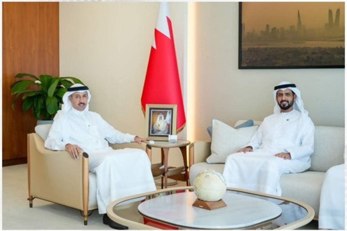 استقبل معالي الدكتور الشيخ عبد الله بن أحمد آل خليفة وزير المواصلات والاتصالات، بمقر الوزارة يوم الأربعاء الموافق 10 ديسمبر 2025، سعادة فهد محمد سالم بن كردوس العامري سفير دولة الإمارات العربية المتحدة لدى مملكة البحرين.

