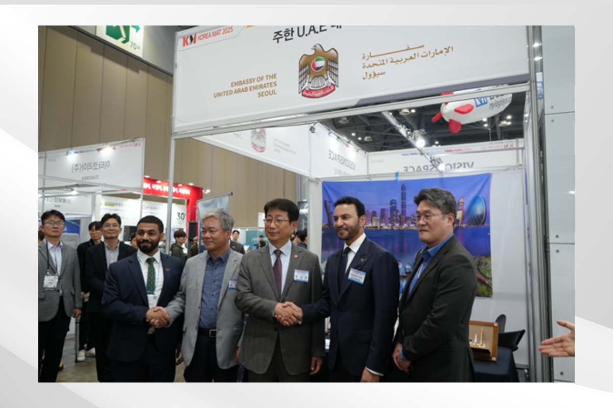 The UAE Embassy in Seoul participated in the Korea International Materials Handling and Logistics Exhibition 2025. His Excellency Park Sang-woo, Minister of Land, Infrastructure, and Transport, visited the Embassy’s booth and was briefed on the economic and investment opportunities that the UAE offers to foreign investors.