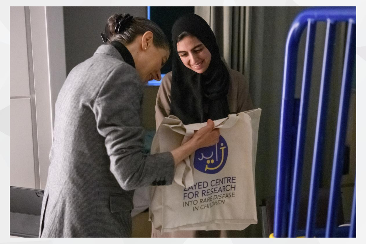 A UAE delegation, led by Her Excellency Dr. Maha Barakat, Assistant Minister for Medical Affairs and Life Sciences, visited Emirati children receiving medical treatment at the Great Ormond Street Hospital in London on the occasion of the holy month of Ramadan. Her Excellency presented Ramadan gifts to the children in celebration of the blessed month.
