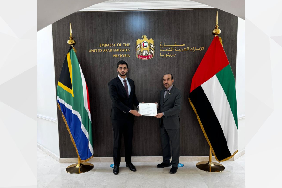 منح سعادة السفير / محش سعيد الهاملي شهادة تقدير للسيد / محمد علي الظاهري - اخصائي شؤون اقتصادية بوزارة الخارجية، وذلك عن جهوده المبذوله وما شهدته السفاره من تفاني واخلاص خلال فترة انتدابه متمنياً له المزيد من التقدم والنجاح.


