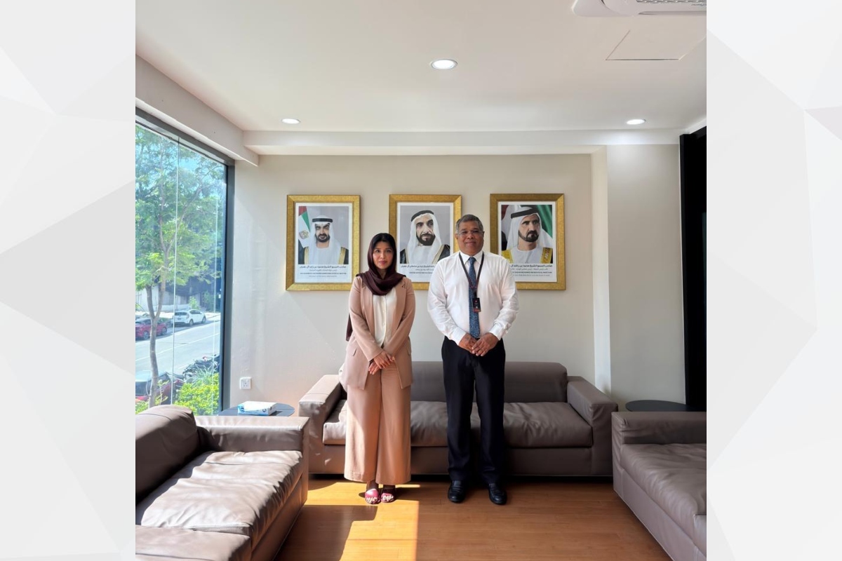 استقبلت القائم بالأعمال بالإنابة هبة الجنيبي بسفارة دولة الإمارات العربية المتحدة لدى جمهورية المالديف، السيد محمد شريف، الرئيس التنفيذي والعضو المنتدب لبنك المالديف (BML).
استعرض الجانبان خلال اللقاء سبل تعزيز التعاون المالي والاقتصادي بين البلدين الصديقين، ومناقشة آفاق توسيع الشراكات في القطاعين المصرفي والاستثماري، إلى جانب تمكين القطاع الخاص واستكشاف فرص جديدة تُسهم في دعم وتطوير العلاقات الثنائية المتميزة.