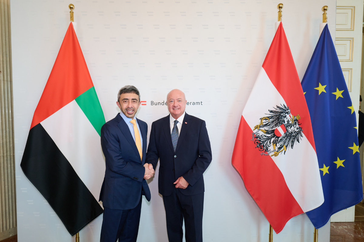 Abdullah bin Zayed meets Austrian Chancellor in Vienna