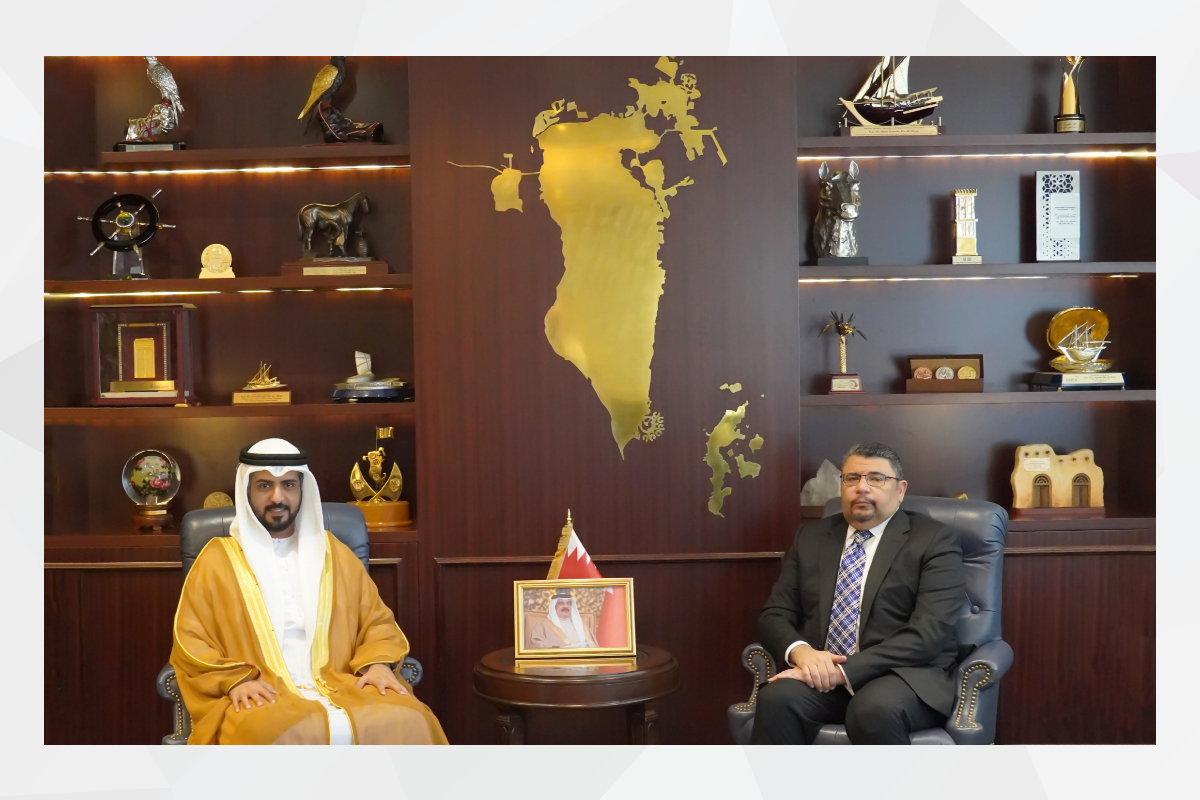 التقى سعادة فهد محمد كردوس العامري سفير دولة الإمارات لدى مملكة البحرين الشقيقة، مع سعادة السيد ياسر بن إبراهيم حميدان وزير شؤون الكهرباء والماء، في مكتبه بالعاصمة المنامة، حيث تم استعراض مجالات التعاون بما يسهم في تعزيز قطاع الكهرباء والماء وتنميته.
