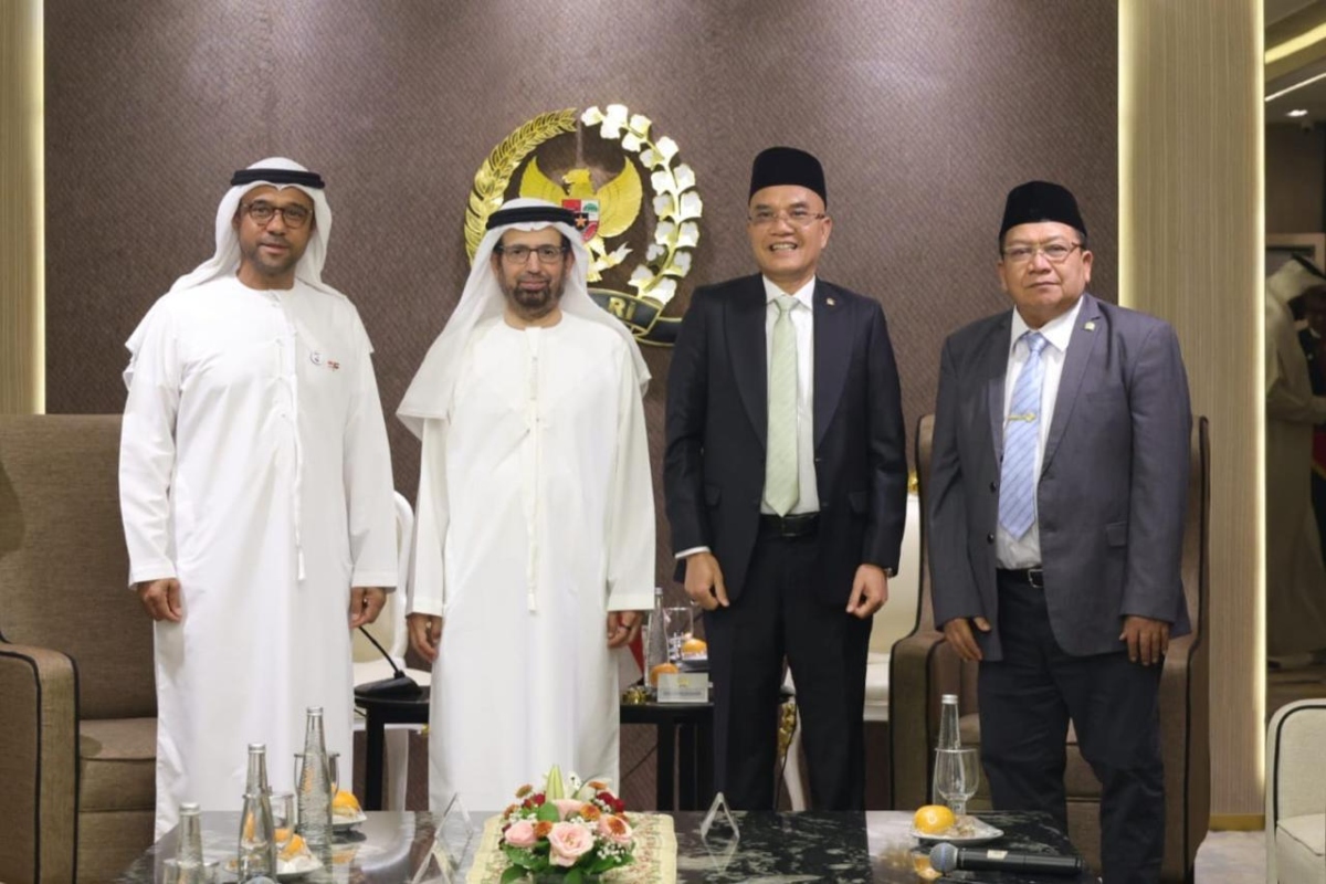 التقى معالي الدكتور علي راشد النعيمي، رئيس لجنة شؤون الدفاع والداخلية والخارجية في المجلس الوطني الاتحادي، سعادة مروان داسوبانغ، رئيس لجنة الشؤون الدينية والاجتماعية وتمكين المرأة وحماية الطفل وإدارة الكوارث في مجلس النواب الإندونيسي، بحضور سعادة عبدالله سالم الظاهري، سفير دولة الإمارات لدى إندونيسيا وتيمور الشرقية، حيث بحث الجانبان سبل تعزيز التعاون البرلماني، ودور البرلمانات في ترسيخ قيم الاعتدال والتسامح والتعايش.