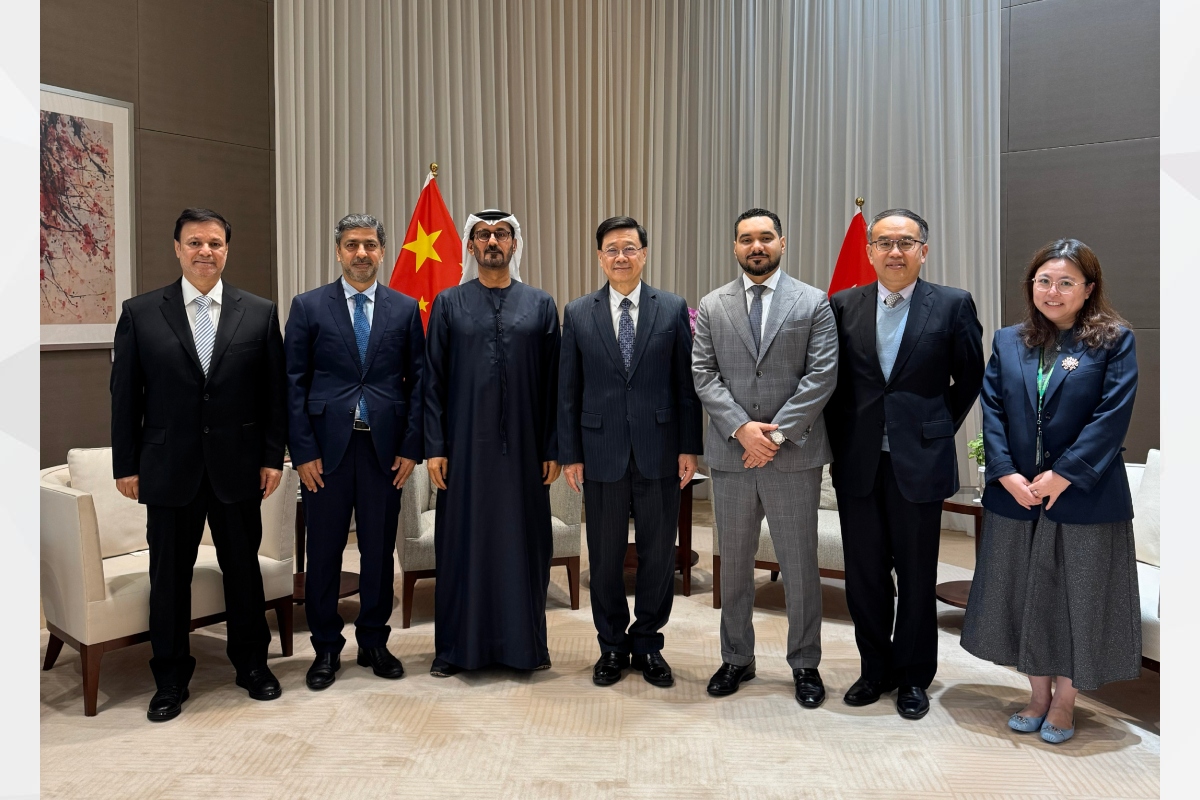 阿聯酋駐華大使H.E. Hussain bin Ibrahim Al Hammadi、阿聯酋財政部副部長H.E. Younis Haji Al Khoori及阿聯酋駐港總領事H.E. Shaikh Saoud Almualla，與港府行政長官李家超與財經事務及庫務局局長許正宇會晤。雙方回顧，自李家超2023年訪問阿聯酋以來，兩地在經貿、投資、金融及科技領域的雙邊關係持續強勁增長。雙方期待未來一同把握更多一帶一路發展機遇。