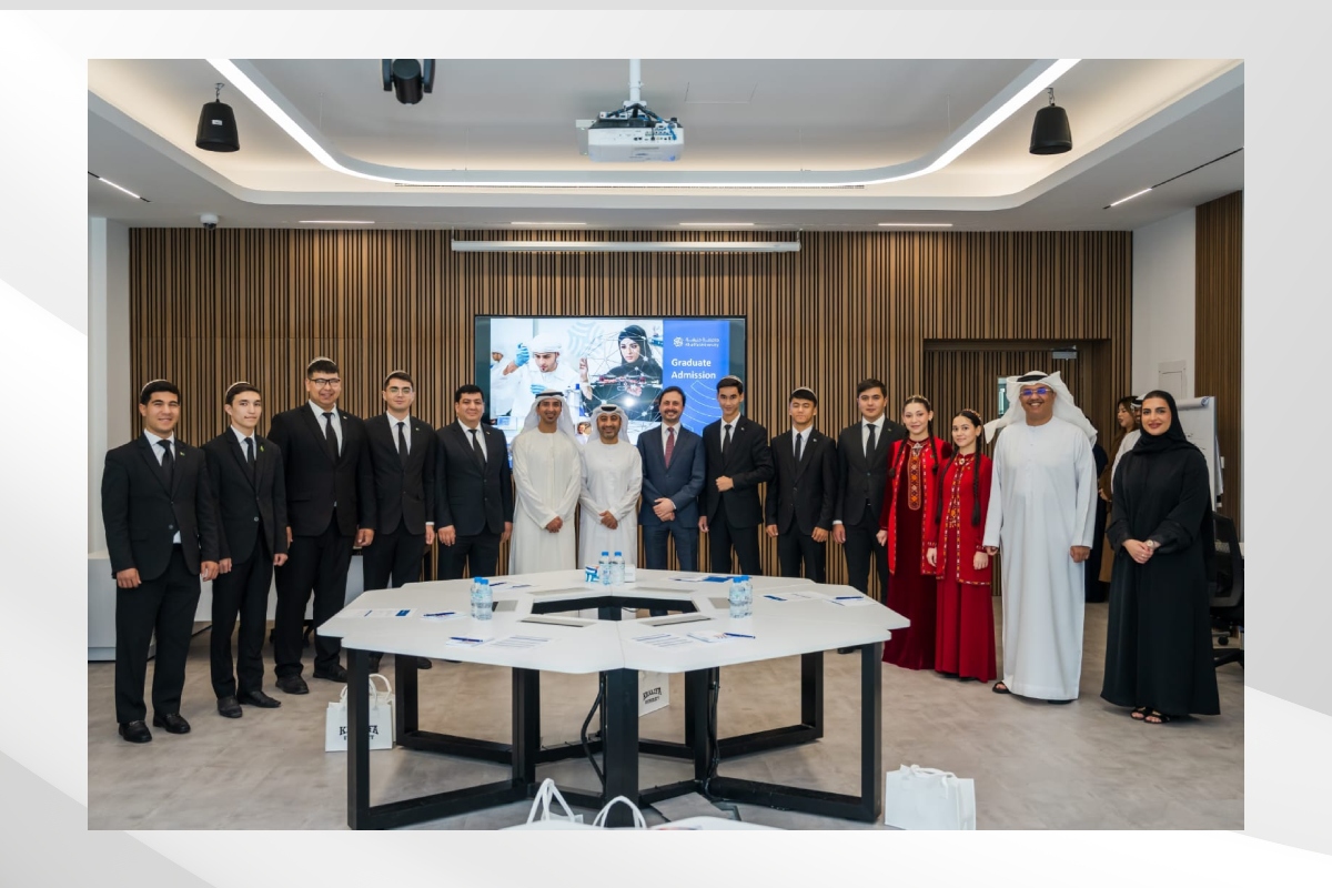 التقى سعادة أحمد الحاي الهاملي، سفير دولة الإمارات العربية المتحدة لدى تركمانستان، مسؤولي جامعة خليفة للعلوم والتكنولوجيا وعدداً من طلاب الجامعة الدولية للنفط والغاز في تركمانستان، المشاركين في البرنامج التدريبي المنظم من قبل سفارة الدولة في عشق آباد. ويهدف البرنامج إلى تنمية القدرات الأكاديمية والبحثية للطلاب التركمان وتعزيز التعاون العلمي والأكاديمي بين البلدين.