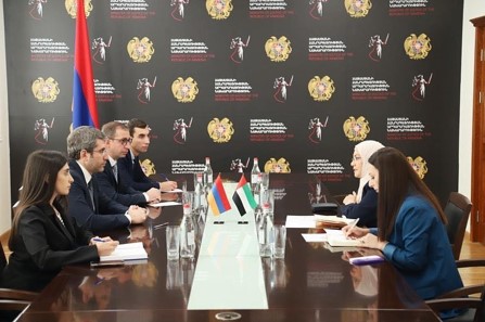 Ն.Գ․ դեսպան դր. Նարիման Ալ-Մուլլան հանդիպել է ՀՀ արդարադատության նախարար Ն.Գ. Գրիգոր Մինասյանի հետ, որտեղ քննարկվել են երկու երկրների միջև համագործակցության խորացման և փորձի փոխանակման հնարավորությունները, հատկապես արդարադատության ոլորտի թվայնացման, արբիտրաժային համակարգի զարգացման, ինչպես նաև թվային ծառայությունների ոլորտում ԱՄԷ-ի գիտելիքների և առաջատար փորձի փոխանցման ուղղությամբ։ Քննարկվել է նաև փողերի լվացման դեմ պայքարի ոլորտում համագործակցությունը
