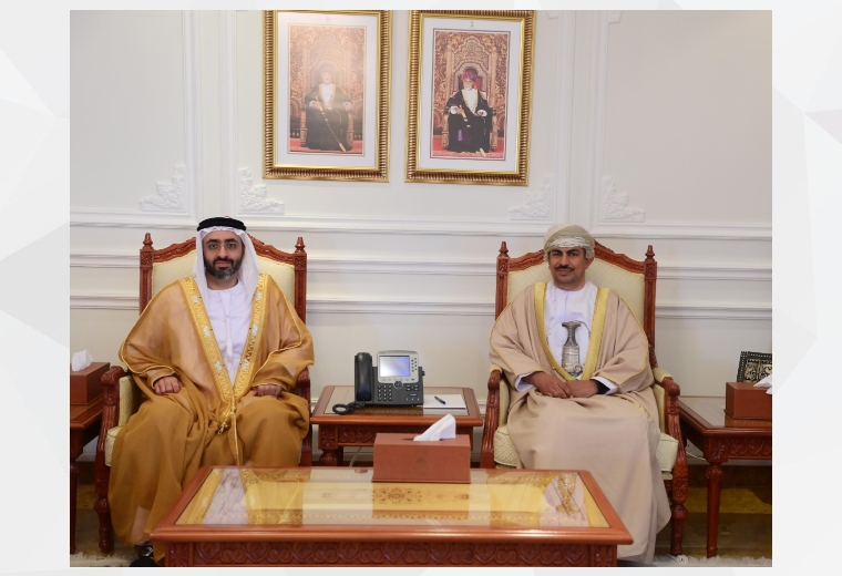 التقى سعادة الشيخ محمد بن مكتوم بن راشد آل مكتوم سفير الإمارات العربية المتحدة في مسقط، بمعالي الدكتور عبدالله ناصر الحراصي، وزير الإعلام في سلطنة عُمان في مقر وزارة الإعلام بمسقط.
