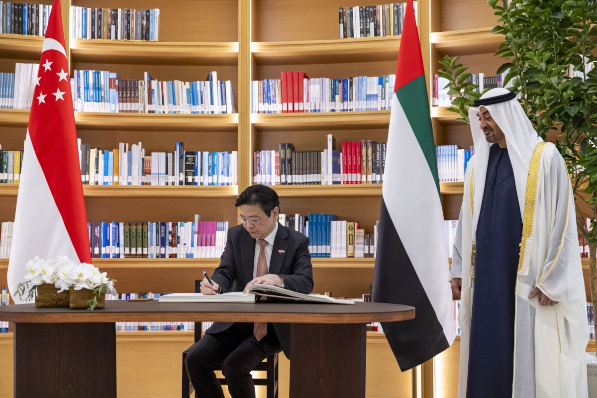 رئيس الدولة ورئيس وزراء سنغافورة يبحثان علاقات التعاون بين البلدين والتطورات الإقليمية