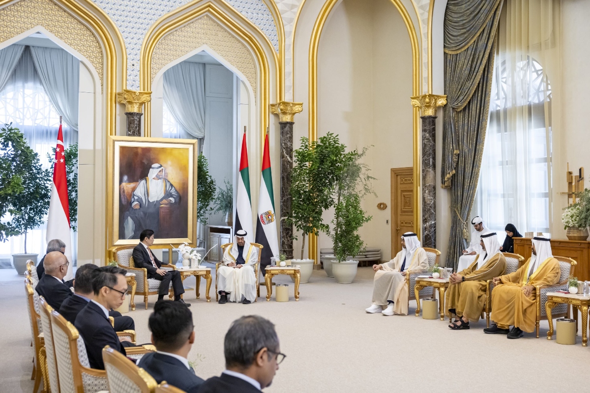 رئيس الدولة ورئيس وزراء سنغافورة يبحثان علاقات التعاون بين البلدين والتطورات الإقليمية