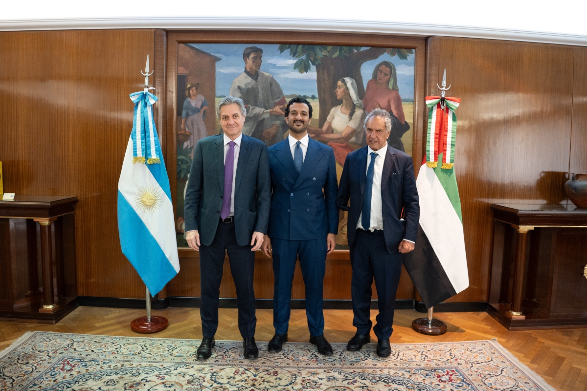 S.E. Abdulla bin Touq Al Marri, ministro de Economía y Turismo, realizó una visita oficial a la República Argentina los días 25 y 26 de septiembre de 2026, con el objetivo de fortalecer la cooperación bilateral en turismo, inversión y comercio, y explorar nuevas oportunidades de asociación entre ambos países.

