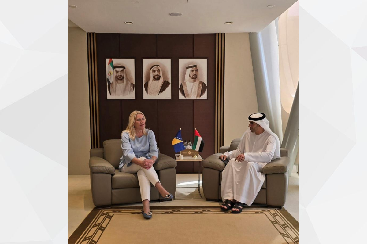 في إطار زيارة عمل إلى دولة الإمارات العربية المتحدة التقت معالي زيلكا تسفيانوفيتش رئيسة مجلس رئاسة البوسنة والهرسك مع معالي الدكتور ثاني بن أحمد الزيودي وزير الدولة للتجارة الخارجية، وناقش الطرفان سُبل تعزيز العلاقات الاقتصادية والتجارية المتبادلة في مختلف القطاعات بين البلدين.