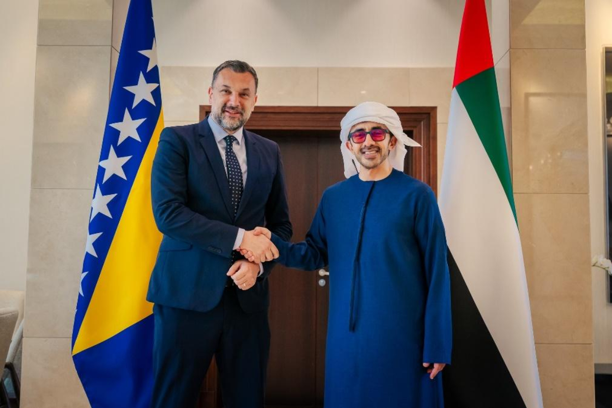 استقبل سمو الشيخ عبدالله بن زايد آل نهيان نائب رئيس مجلس الوزراء وزير الخارجية، معالي إلمدين كوناكوفيتش، وزير خارجية البوسنة والهرسك وخلال اللقاء ناقش الجانبان العلاقات الثنائية وسُبل تعزيزها في مختلف القطاعات التنموية. 
