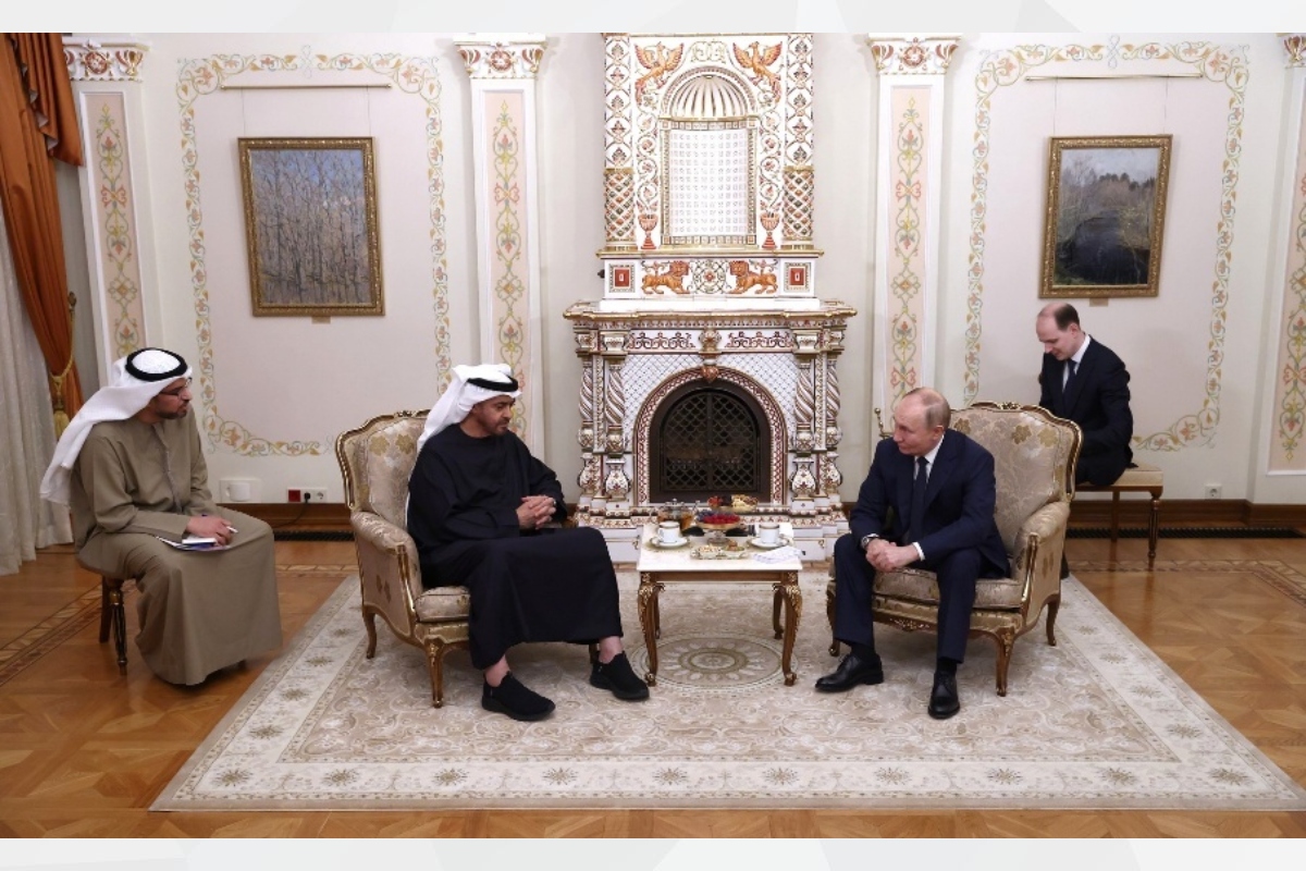 بحث صاحب السمو الشيخ محمد بن زايد آل نهيان رئيس الدولة، “حفظه الله”، وفخامة الرئيس فلاديمير بوتين رئيس روسيا الاتحادية، مختلف أوجه العلاقات الثنائية وسبل تعزيزها وتنميتها في إطار الشراكة الاستراتيجية التي تجمع البلدين، إضافة إلى عدد من القضايا الإقليمية والدولية ذات الاهتمام المشترك.
