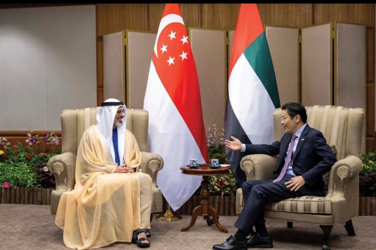 عقد سموّ الشيخ خالد بن محمد بن زايد آل نهيان، ولي عهد أبوظبي، جلسة مباحثات رسمية مع معالي لورانس وونغ، رئيس وزراء سنغافورة، في مقر البرلمان السنغافوري.
