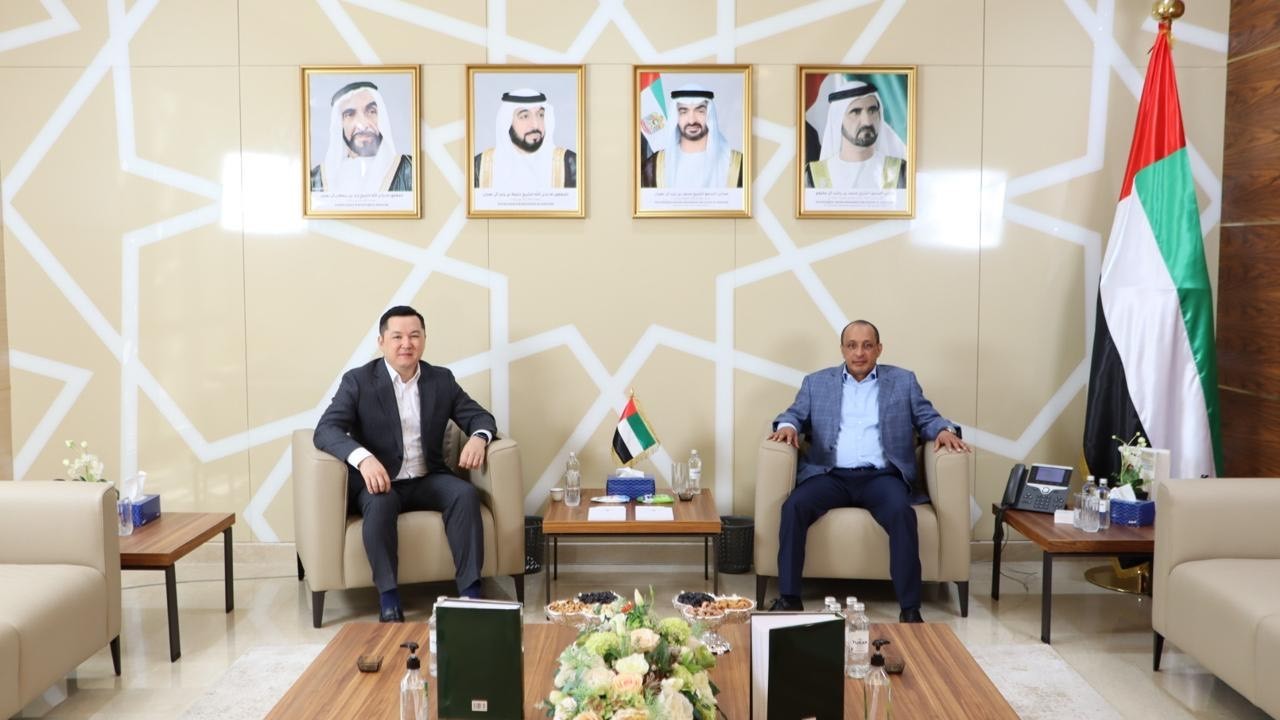 التقى سعادة الدكتور محمد العريقي سفير الدولة لدى جمهورية كازاخستان مع سعادة رينات بيكتوروف محافظ مركز أستانا المالي في مقر البعثة، وتمت مناقشة مستجدات المشاريع المشتركة بين البلدين

