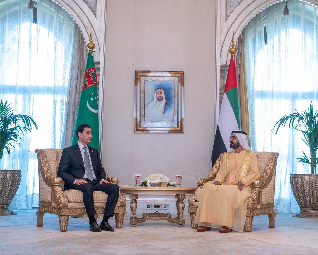 استقبل صاحب السمو الشيخ محمد بن راشد ال مكتوم نائب رئيس دولة الإمارات العربية المتحدة رئيس مجلس الوزراء حاكم دبي فخامة سردار بردي محمدوف رئيس تركمانستان في أبو ظبي وبحث الجانبان سبل تطوير العلاقات بين البلدين في جميع المجالات وخاصة في تبادل المعرفة والخبرات بين البلدين.
