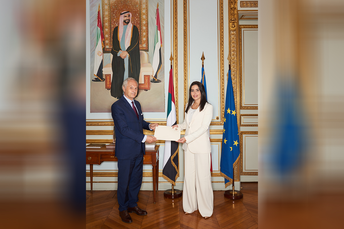 S.E.Mme Hend AL Otaiba, l’Ambassadrice des E.A.U. en France, présente la copie de ses lettres de créance à M. Philippe Franc, Directeur du Protocole d'Etat et des évènements diplomatiques.