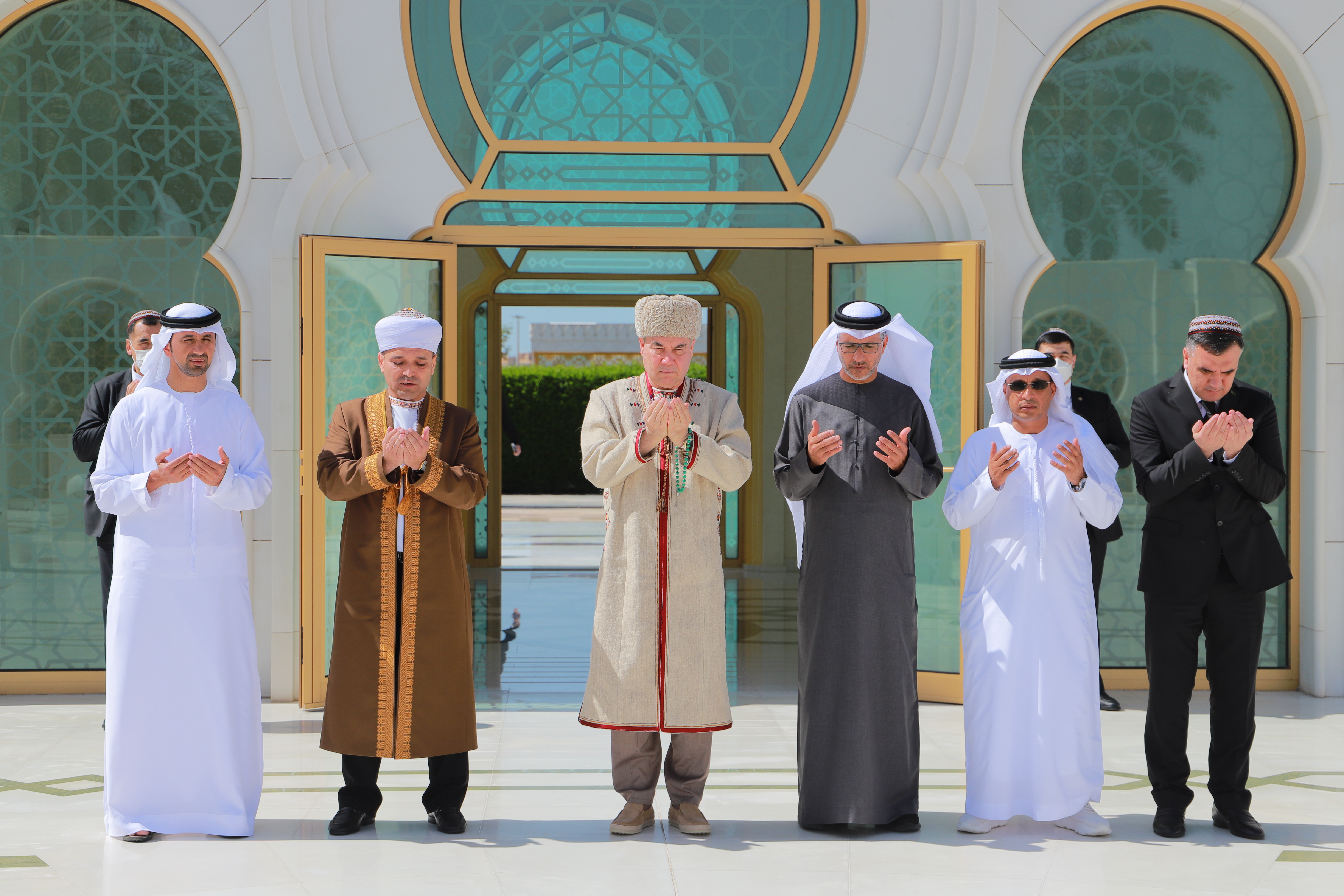 زار صاحب الفخامة قربان قولي بيردي محمدوف رئيس المجلس الأعلى بتركمانستان المرشد الأعلى للأمة التركمانية جامع الشيخ زايد الكبير يرافقه سعادة احمد الهاملي سفير الدولة لدى تركمانستان وعدد من كبار المسئولين بتركمانستان وكان في استقباله سعادة الدكتور يوسف العبيدلي مدير عام مركز جامع الشيخ زايد الكبير.