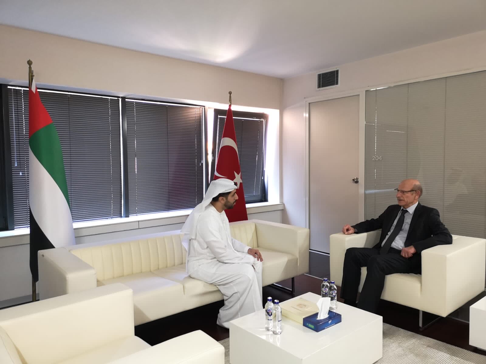 قدم سعادة السفير الدكتور/ محمود أرول قليج ، مديرعام مركز الأبحاث للتاريخ والفنون الثقافية الإسلامية 