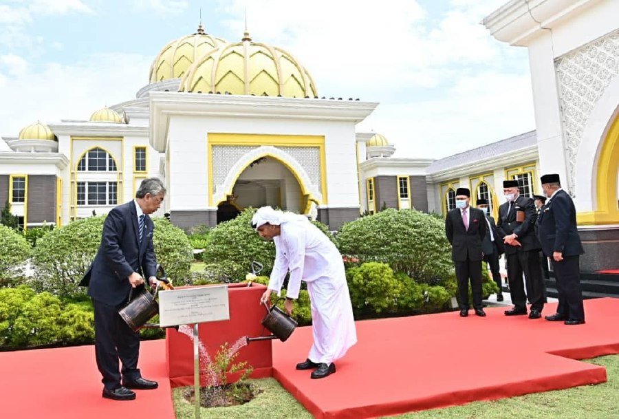 His Majesty Al-Sultan Abdullah Ri'ayatuddin Al-Mustafa Billah Shah today planted a jujube or 