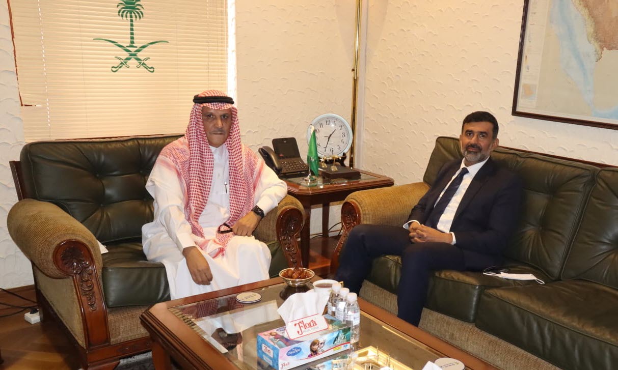 قام سعادة/ خالد ناصر العامري سفير الدولة المعين لدى سريلانكا  بزيارة مجاملة لسعادة/ عبدالناصر بن حسين الحارثي السفير السعودي في كولومبو. وتم خلال الزيارة تبادل الآراء حول مواضيع ذات الاهتمام المشترك.