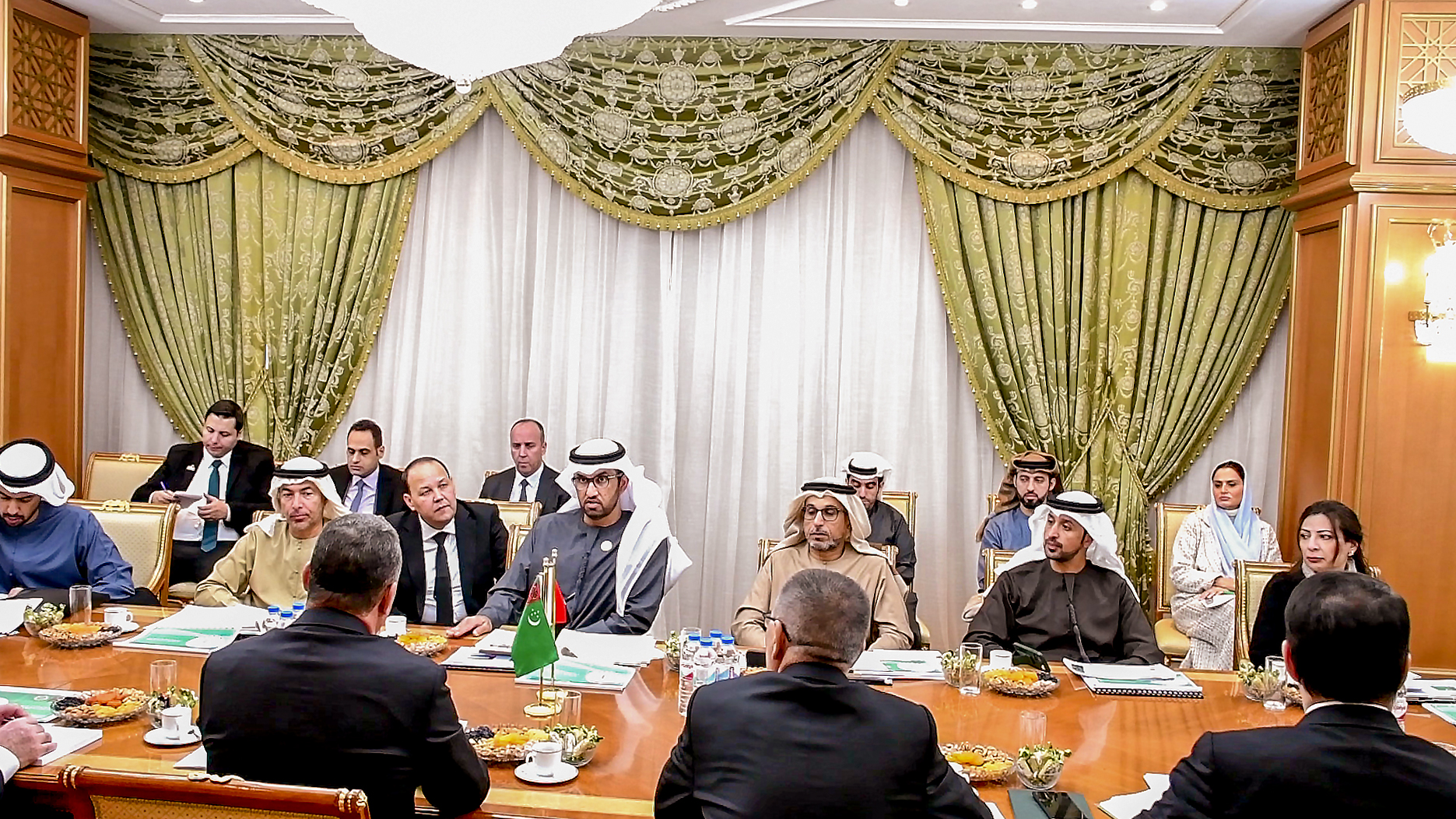 ترأس معالي سلطان بن احمد الجابر وزير الصناعة والتكنولوجيا المتقدمة بدولة الامارات اجتماعا مع نواب رئيس مجلس الوزراء التركماني لشؤون النفط والغاز والطاقة، خلال زيارته لتركمانستان وذلك لبحث سبل تطوير العلاقات والتعاون بين البلدين في تلك المجالات.