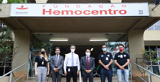 The Ambassador of the United Arab Emirates to Brazil, Saleh Alsuwaidi, the second secretary, Saeed Alshehhi, and part of the embassy staff went to the Blood Bank in Brasilia to help the community and donate blood