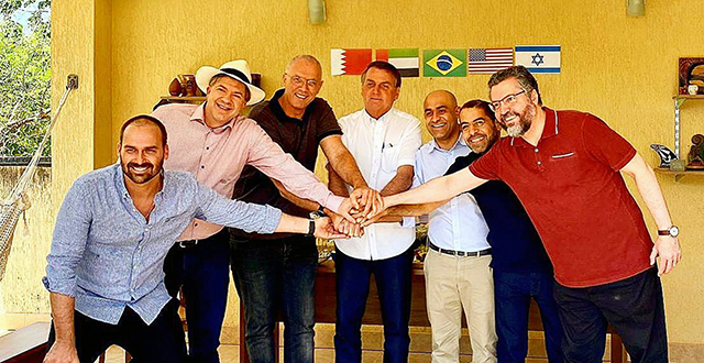 President Jair Bolsonaro invited ambassadors to lunch at the house of one of his sons, Congressman Eduardo Bolsonaro.