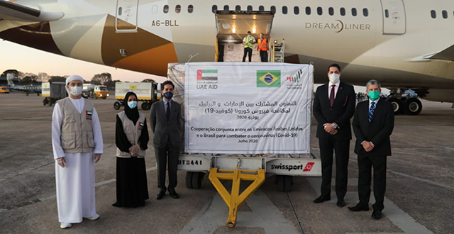 The Brazilian government received 12 tons of health materials to combat Covid-19, donated by the United Arab Emirates, through UAEAid. The arrival of supplies, which include masks, rapid tests, gloves and medical clothes, happened in the morning at Brasília Air Base. 