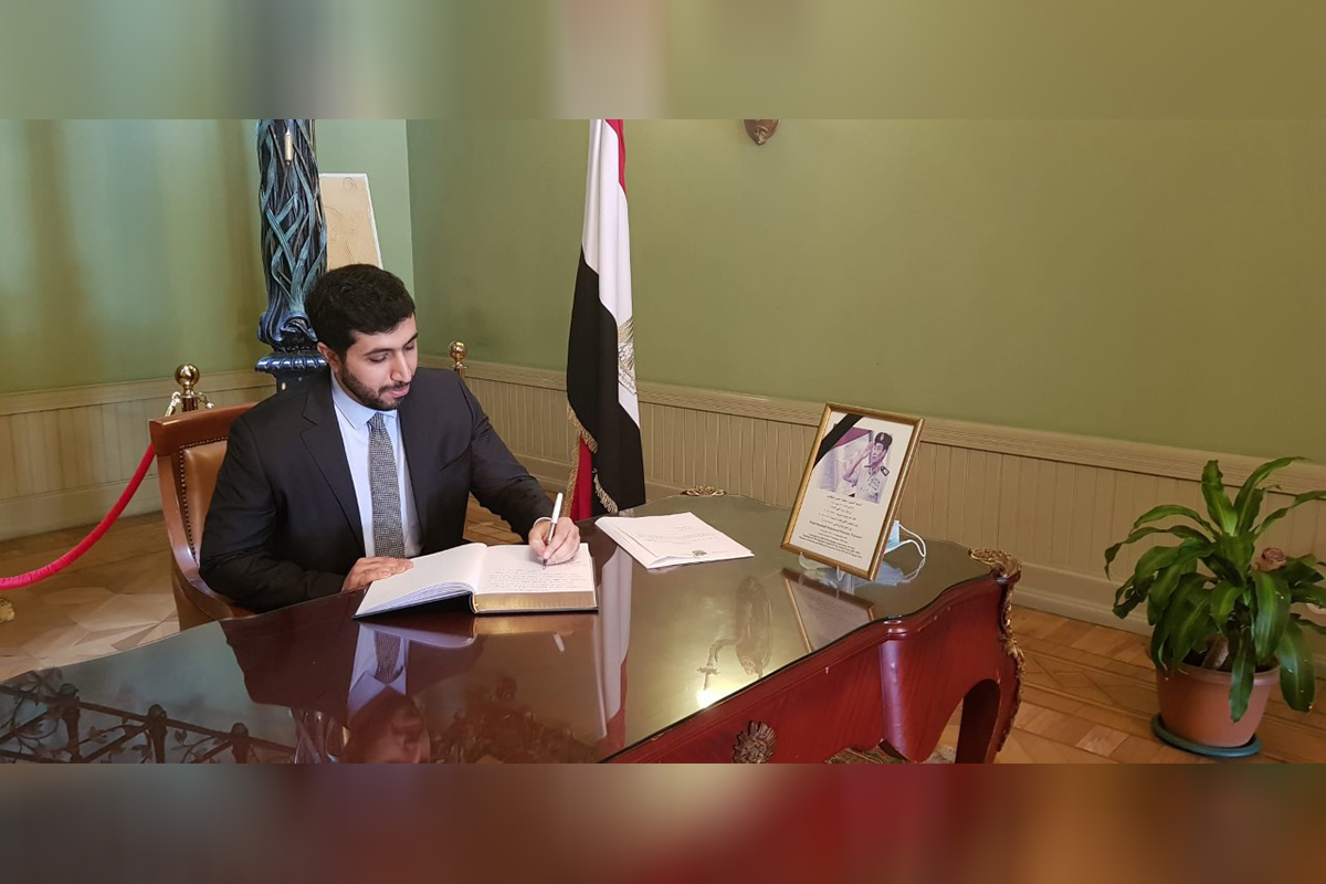 قام السيد / سعيد صقر المهيري ، القائم بالأعمال، بتقديم واجب العزاء في القنصلية العامة لجمهورية مصر العربية ، بوفاة المشير محمد حسين طنطاوي ، القائد العام للقوات المسلحة ، وزير الدفاع والانتاج الحربي الأسبق .