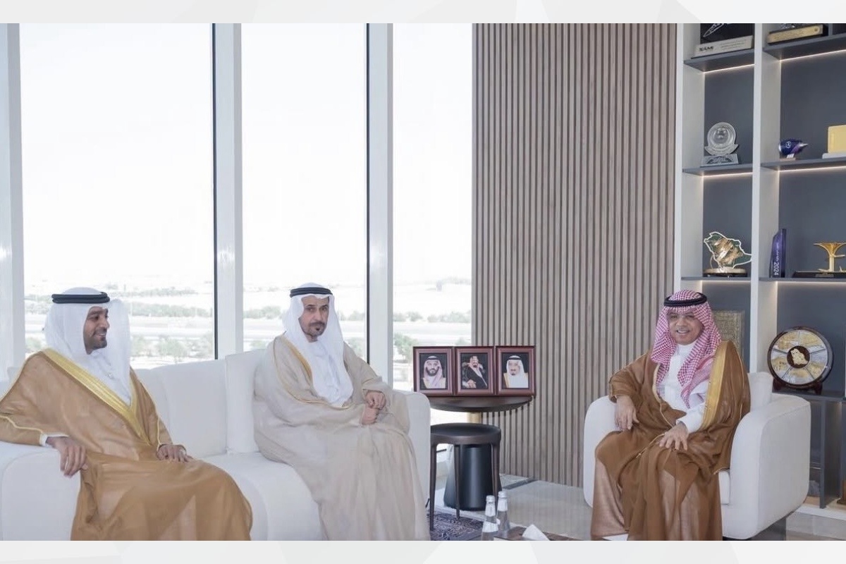 التقى سعادة مطر سالم علي مران الظاهري، سفير الدولة لدى المملكة العربية السعودية الشقيقة، برئيس الهيئة العامة للطيران المدني، معالي الأستاذ عبدالعزيز بن عبدالله الدعيلج، وجرى خلال اللقاء تبادل المواضيع ذات الاهتمام المشترك في مجال الطيران المدني.
